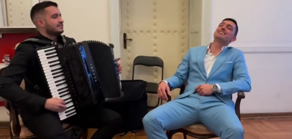 „ŽIVIM JER BOG IMA NEKI RAZLOG“: Banjalučanin Aleksandar Dulić zapjevao ovaj stari hit i izazvao oduševljenje publike (VIDEO)