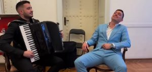 „ЖИВИМ ЈЕР БОГ ИМА НЕКИ РАЗЛОГ“: Бањалучанин Александар Дулић запјевао овај стари хит и изазвао одушевљење публике (ВИДЕО)