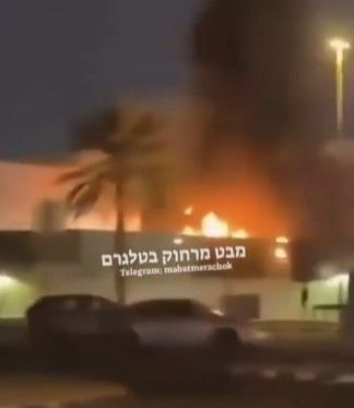 ГОРИ АМЕРИЧКИ КОНЗУЛАТ У ДУБАИЈУ: Зграда у пламену, погођена дроном (ВИДЕО)