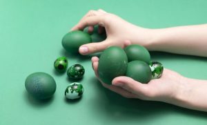 PRIRODNA TEHNIKA ZA FARBANJE MASLINASTO ZELENIH JAJA: Iza ove boje se krije snažna simbolika