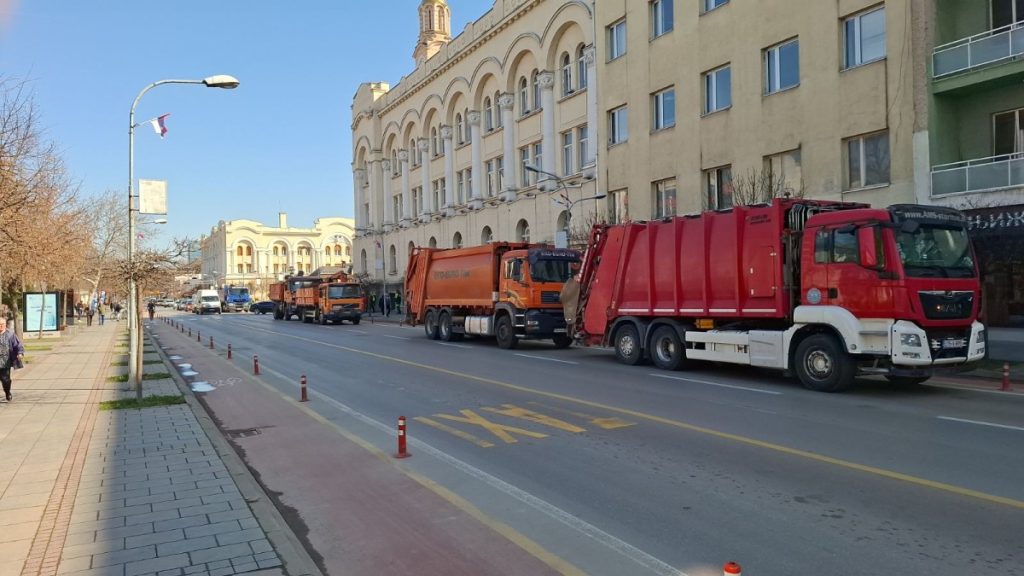 AKCIJA „ČISTO LICE GRADA“: Parkirani kamioni kod Gradske uprave Banjaluka (FOTO/VIDEO)