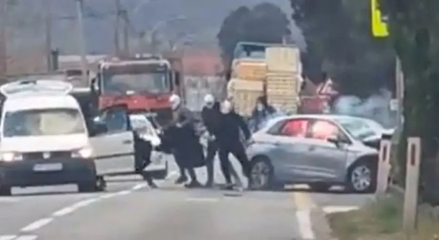 DRAMA U MOSTARU: Maskirane osobe sa palicama napali vozača i zapalili bakljama automobil