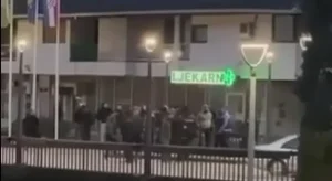 NEREDI U STOCU: Grad pun policije, objavljen i snimak (VIDEO)