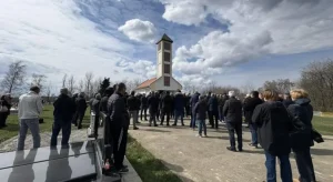 У МОДРАНУ КОД ДЕРВЕНТЕ ОДРЖАНО НЕПРИЈАВЉЕНО ОКУПЉАЊЕ: Скуп прошао без инцидената