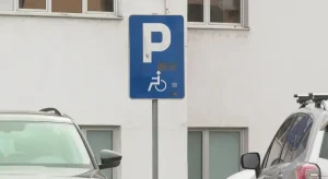 TAKTILNE TRAKE RIJETKE, ZVUČNIH SEMAFORA MALO… Koliko je Banjaluka prilagođena osobama sa invaliditetom?