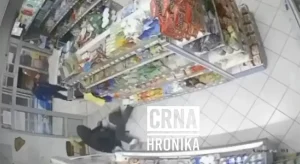 „ПОД АДРЕНАЛИНОМ И ШОКОМ САМ ИЗАШАО“: Огласио се пјевач који је побјегао из продавнице у коју је упао пљачкаш
