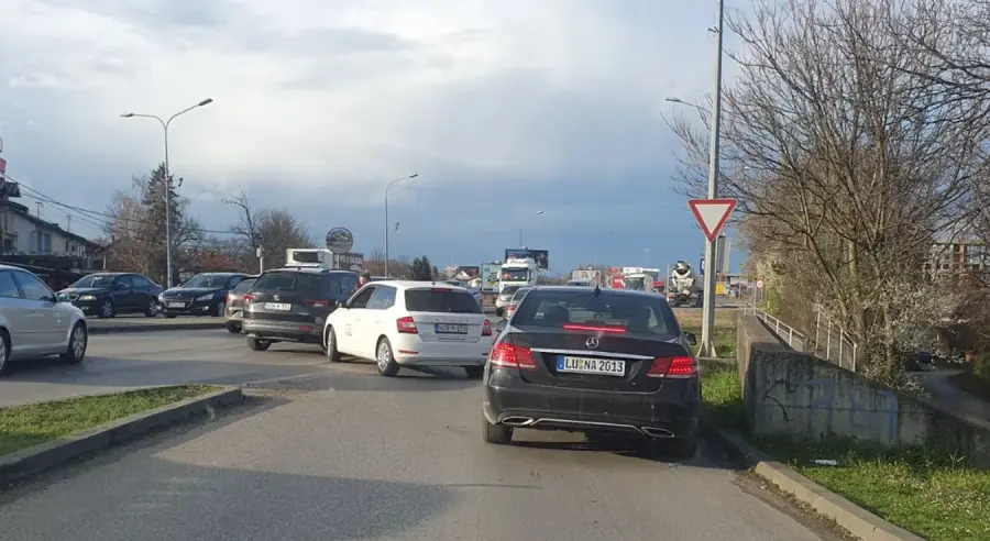 ГУЖВА У ОВОМ ДИЈЕЛУ БАЊАЛУКА: Судар два возила у кружном току