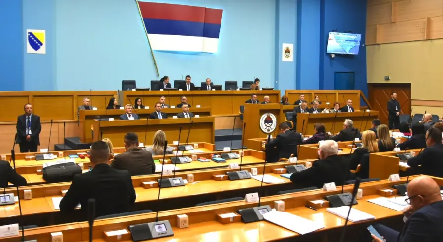 ВЕЋЕ ПЛАТЕ У ЈАВНОМ СЕКТОРУ ОД АПРИЛА: Скупштина усвојила сет закона