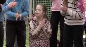 NJENA MAJKA NIJE MOGLA ZAUSTAVITI SUZE OD SREĆE I TUGE: Malu Bilećanku sa Daunovim sindromom drugari prihvatili od prvog dana