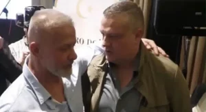 SRDAČNO SE POZDRAVIO SA RATNIM ZLOČINCEM: Na događaju Nasera Orića 2.500 Bošnjaka i Vojin Mijatović