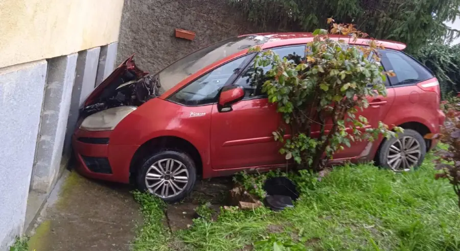 AUTOM SLETI S PUTA I ZAKUCAO SE U KUĆU: Saobraćajka u banjalučkom naselju