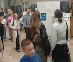 PRODATO PREKO 200 RADOVA ZA OBOLJELE MALIŠANE: „Umjetnici Banjaluke“ u službi humanosti (VIDEO)