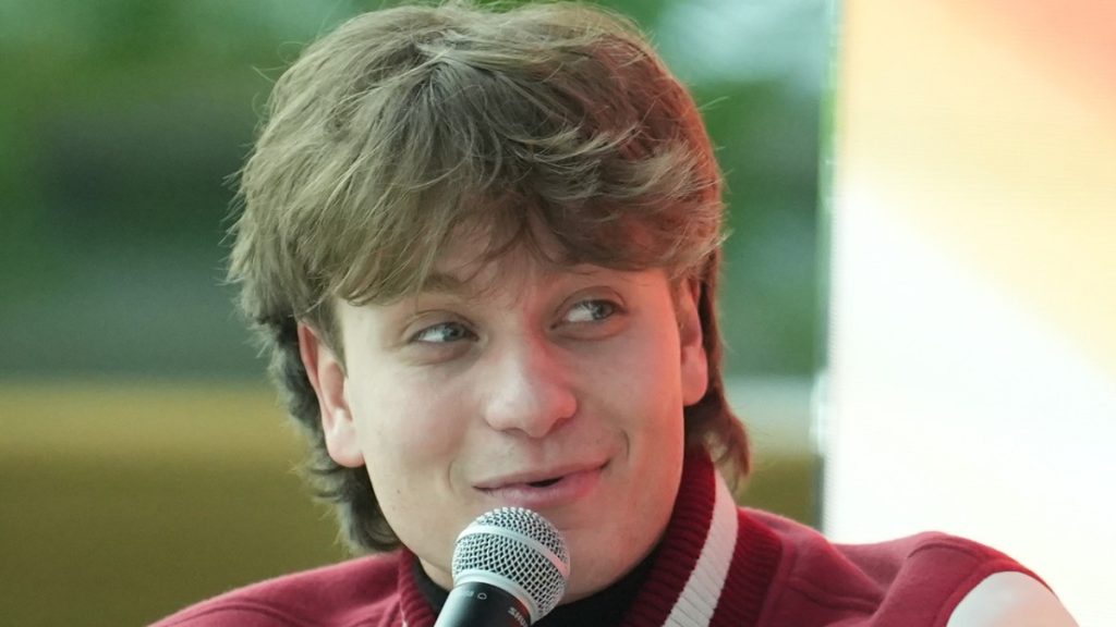 ЈАКОВ ЈОЗИНОВИЋ ПОСТАО МУЗИЧКА СЕНЗАЦИЈА „ПРЕКО НОЋИ“: Прије 3 године брао воће за дневницу, данас пуни дворане