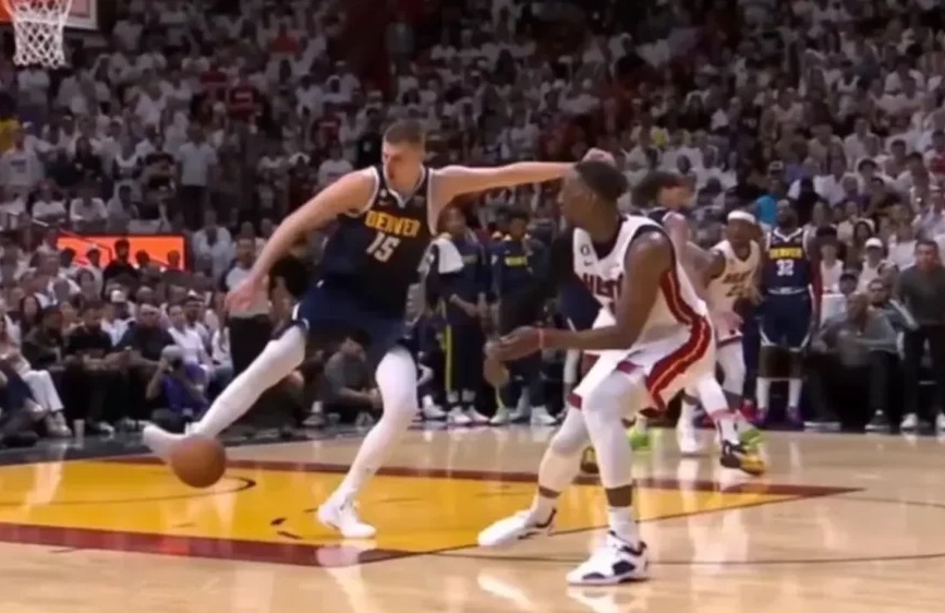 ZAŠTO JOKIĆ ŠUTIRA LOPTU NOGOM? Najpoznatiji NBA skaut objasnio u čemu je „caka“ (VIDEO)