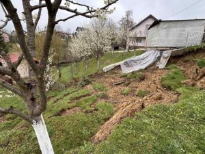 MJEŠTANI STARČEVICE U STRAHU: Topljenje snijega i obilne kiše aktivirale klizišta (FOTO)