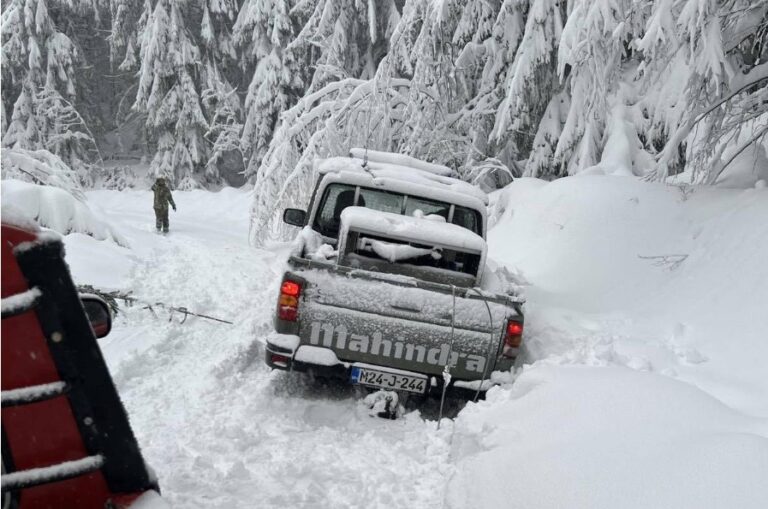 HITNA INTERVENCIJA NA KOZARI: Evakuisano šest osoba iz blokiranih vozila (FOTO)