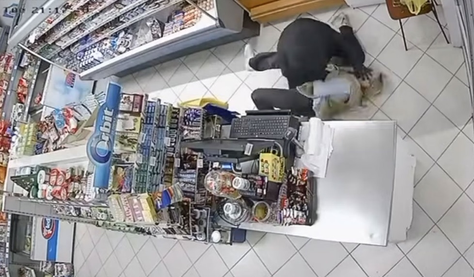 СНИМАК ПЉАЧКЕ ИЗ МОСТАРА: Продавачица зауставила наоружаног лопова (ВИДЕО)