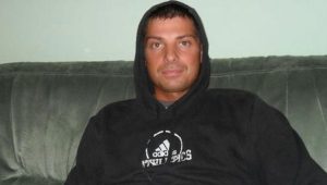 ТУКЛИ ГА, ПОЛИВАЛИ УРИНОМ И ТЈЕРАЛИ ДА ГА ПИЈЕ: Ево какве је језиве детаље открио син пјевачице Снежане Ђуришић на саслушању у тужилаштву