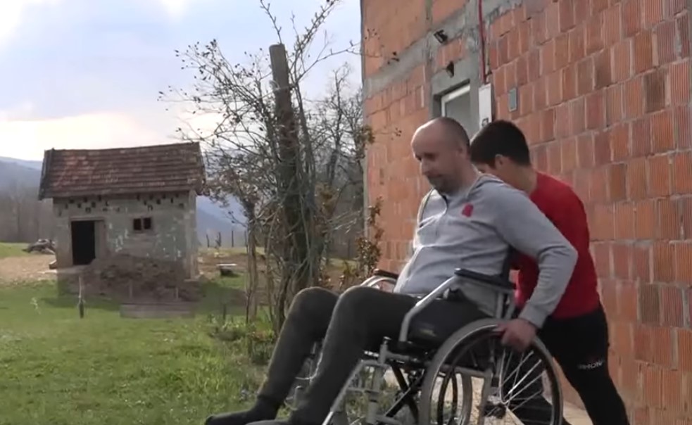 POMOZIMO GORANU DA STANE NA SVOJE NOGE: Samohrani otac iz Kotor Varoša treba pomoć dobrih ljudi (VIDEO)