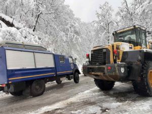 КОЛАПС НА КОЗАРИ: Мраковица без струје, пут ка Подградцима затворен (ФОТО)