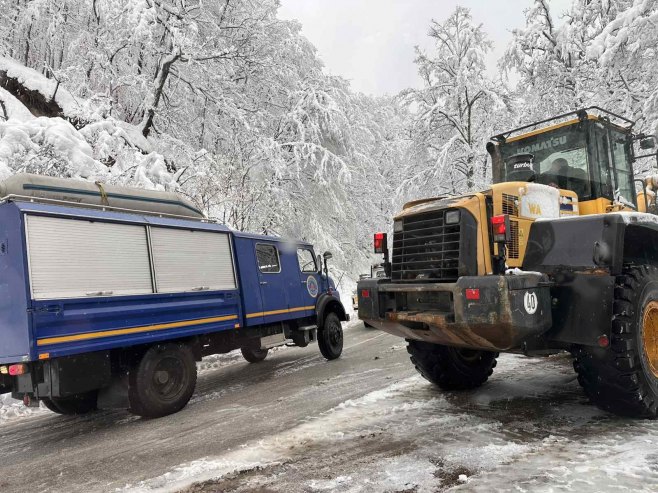 KOLAPS NA KOZARI: Mrakovica bez struje, put ka Podgradcima zatvoren (FOTO)