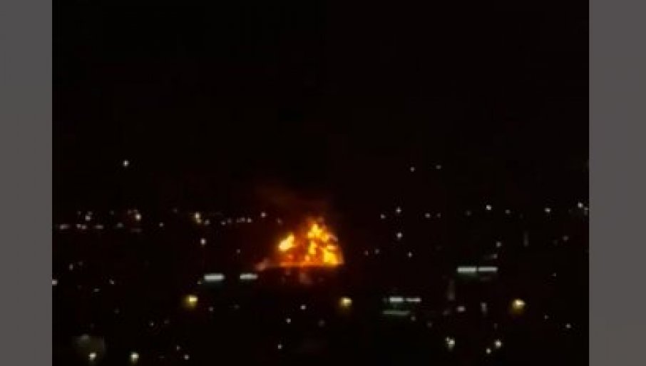 ПОГОЂЕН МЕЂУНАРОДНИ АЕРОДРОМ У ДУБАИЈУ: Драматичне сцене ватре која гута све пред собом (ВИДЕО)