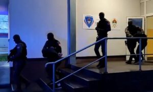 RANIJE HAPŠEN ZBOG UBISTVA RADNIKA OBEZBJEĐENJA: Objavljen snimak sprovođenja Nemanje Miljkovića u banjalučko tužilaštvo (VIDEO)