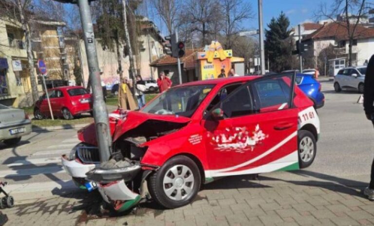 AUTOM SE ZABIO U SEMAFOR: Udes u centru Banjaluke