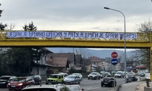 „JEDAN JE BRANIO SRPSKU U RATU, A DRUGI JE BRANI U MIRU“ U Banjaluci osvanio transparent posvećen Dodiku i Mladiću (VIDEO)
