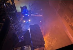 БАЊАЛУЧКИ ВАТРОГАСЦИ СТИГЛИ НА ВРИЈЕМЕ: Пожар у ноћи могао изазвати велику штету (ФОТО)