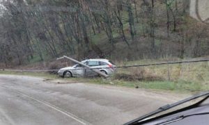 ZASTRAŠUJUĆI PRIZOR KOD BANJALUKE: Stub rasvjete pao na automobil