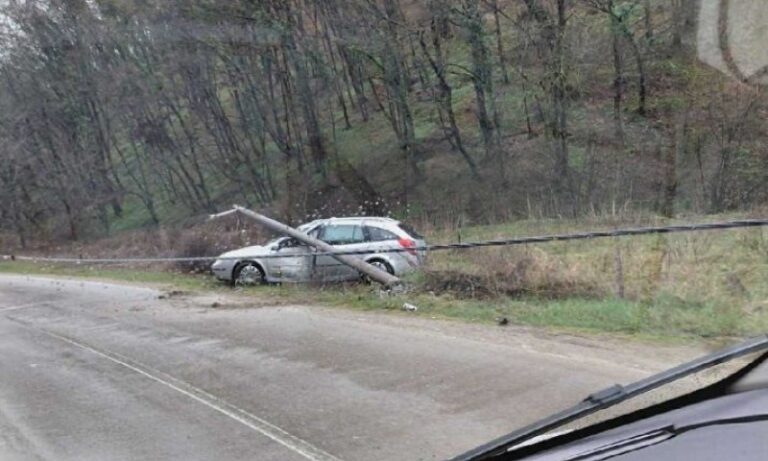 ZASTRAŠUJUĆI PRIZOR KOD BANJALUKE: Stub rasvjete pao na automobil