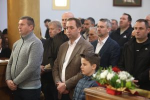 „NEKA PRAVOSLAVNA VJERA UVIJEK OKUPLJA SRBE“: Selak prisustvovao liturgiji u hramu rođenja Presvete Bogorodice u Kotor Varošu (FOTO)