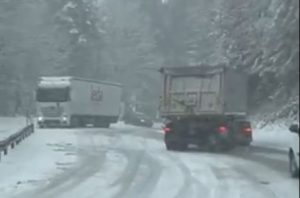 KOLAPS ZBOG SNIJEGA: Na ovom putu u BiH otežan saobraćaj (VIDEO)