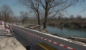 СТВАРИ СЕ ПОМЈЕРАЈУ СА МРТВЕ ТАЧКЕ: У Приједору почела изградња парапетног зида за одбрану од поплава