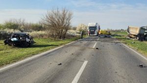 ZABIO SE DIREKTNO U KAMION: Vozač „BMW-a“ poginuo na putu Beograd-Zrenjanin (FOTO)