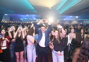 „OMLADINO, NIKO VAM NE MOŽE ODUZETI RADOST“: Đajić organizovao spektakularnu zabavu za više od 2.500 mladih (FOTO/VIDEO)