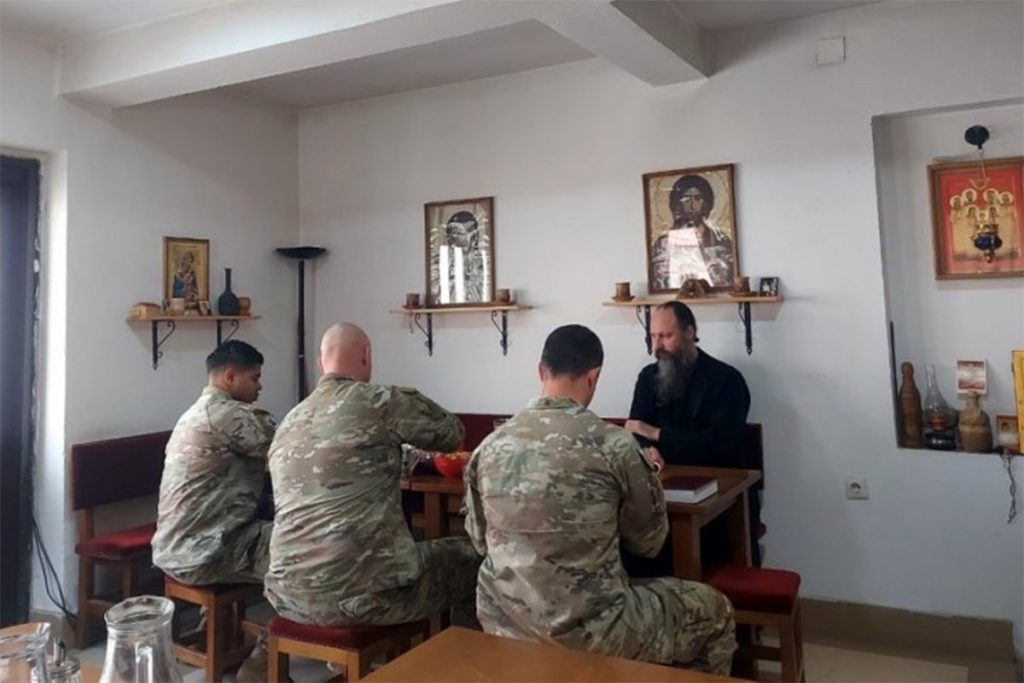 ВОЈНИЦИ КФОР-а ПРЕЛАЗЕ У ПРАВОСЛАВЉЕ: Тројица Американаца се припремају за крштење на КиМ