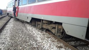 PUTNICI ZA DLAKU IZBJEGLI SMRT: Voz na pruzi Subotica-Beograd iskliznuo iz šina