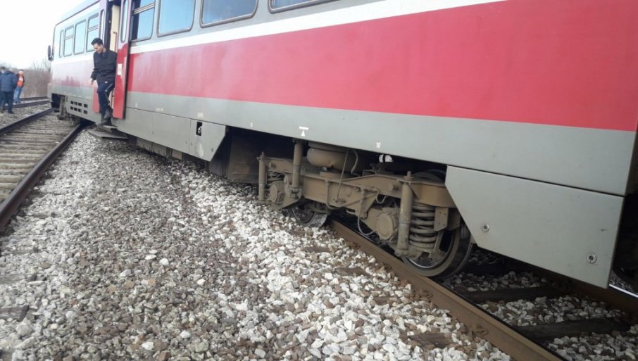PUTNICI ZA DLAKU IZBJEGLI SMRT: Voz na pruzi Subotica-Beograd iskliznuo iz šina