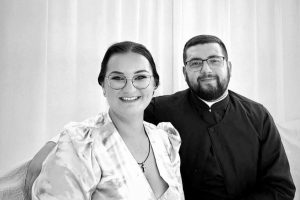 „HVALA ZA SVAKU MOLITVU I LIJEPU RIJEČ“ Osinjska parohija se oprašta od tragično nasradalog sveštenika i njegove supruge