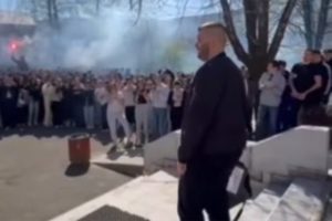 „ON NAS JE UČIO HUMANOSTI“: Učenici škole u Banjaluci priredili emotivan oproštaj profesoru Anelu Hajiriću (VIDEO)