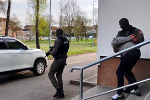 МИГРАНТЕ САКРИО МЕЂУ ДРВНИМ СОРТИМЕНТИМА: Црногорски возач камиона спроведен у Тужилаштво БиХ (ВИДЕО)