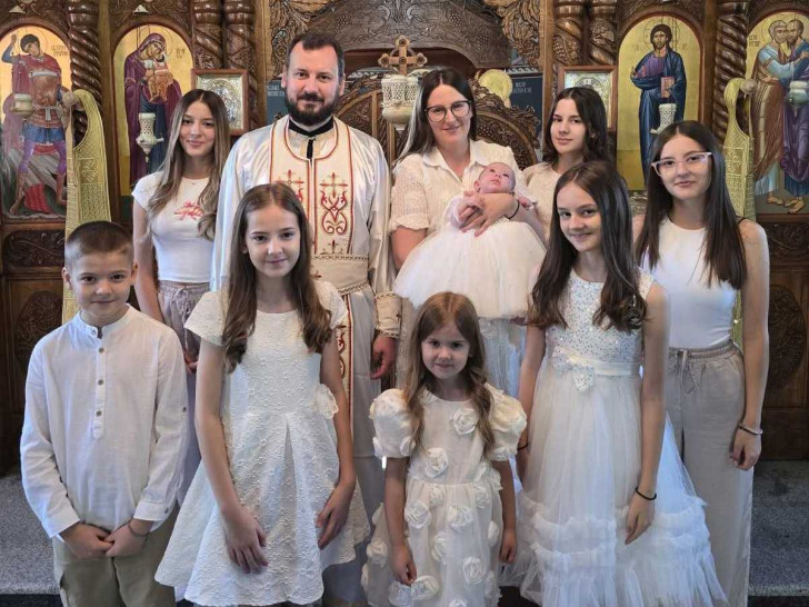 У ДОМУ СВЕШТЕНИКА И ПОПАДИЈЕ ОДРАСТА ОСМОРО ДЈЕЦЕ: Топла породична прича из Теслића