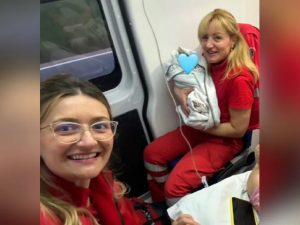 БЕБА РОЂЕНА НА БЕНЗИНСКОЈ ПУМПИ: Медицински тим Хитне помоћи у Сопоту имао несвакидашњу интервенцију