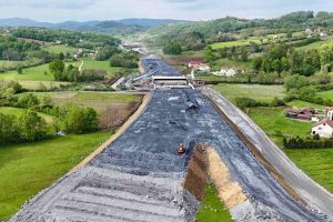 МАШИНЕ И РАДНИЦИ СЕ ПОВУКЛИ СА ГРАДИЛИШТА: Стало се са изградњом ауто-пута у БиХ, ово је разлог