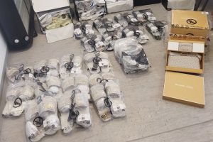 УИО ОДУЗЕЛА РОБУ НА ГРАНИЦИ: Покушао да прошверцује папуче, торбице, новчанике… (ФОТО)