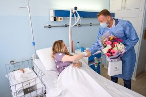 DUKAT I 1.000 KM: Stanivuković donio dar za prvu bebu rođenu na Dan grada