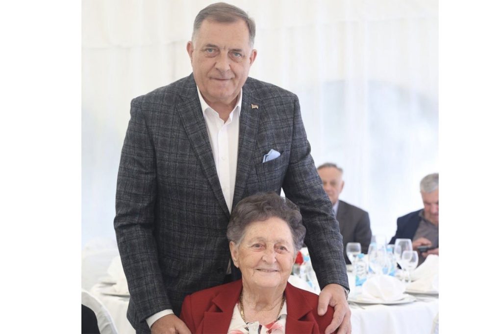 „ЗАСЛУЖУЈЕШ МИР И СПОКОЈ НА БОЉЕМ МЈЕСТУ“: Преминула мајка Милорада Додика, он се опростио од ње емотивним ријечима