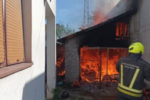 POŽAR NA KUĆI U BANJALUCI: Vatra pričinila veliku štetu (FOTO)